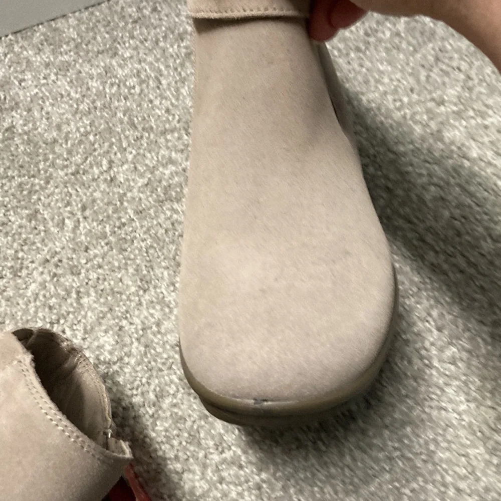 NWOB Skechers booties. Sz 9 Wide. Tan/cream color. Never Worn. - Picture 9 of 12